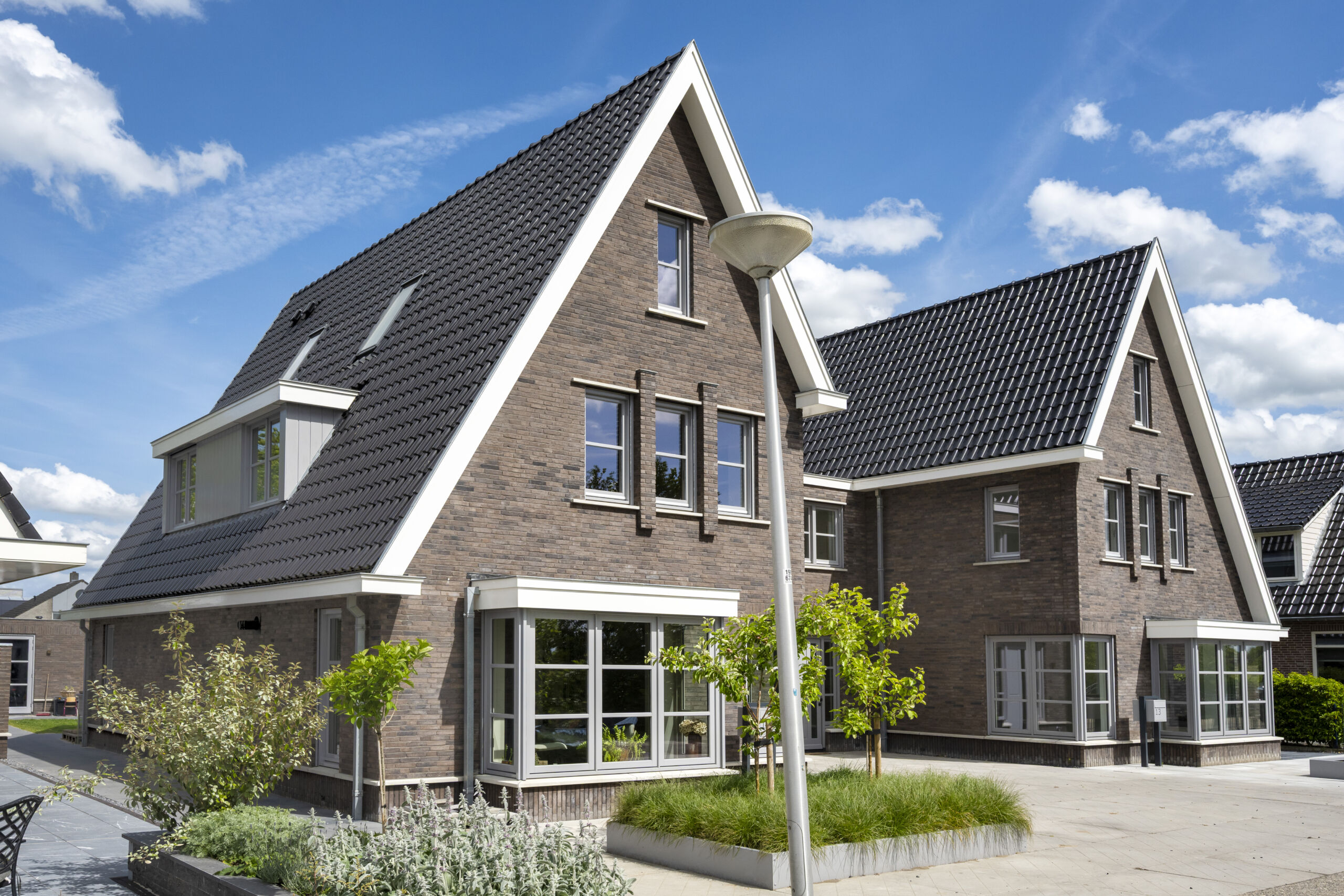 Nieuwbouw twee onder een kap woning met bakstenen gevel in Oudewater door HoornKley Bouwbedrijf
